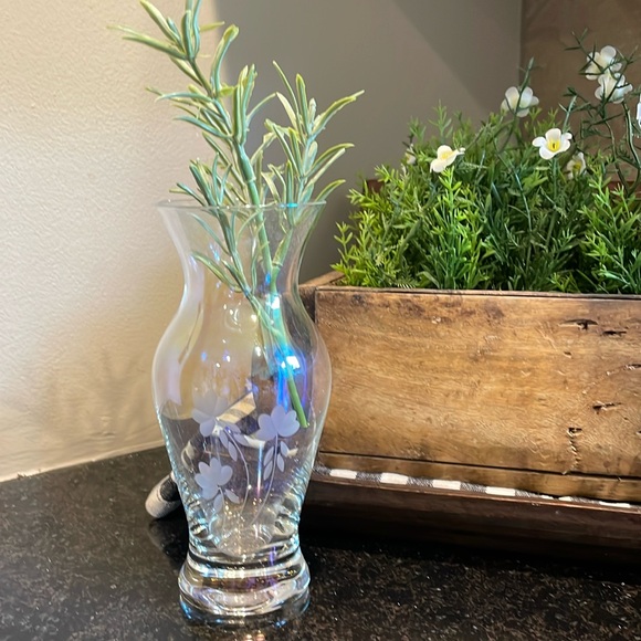 Iridescent vase with etched floral detail in 6 1/4” H x 2 5/8” across top size - Picture 3 of 8